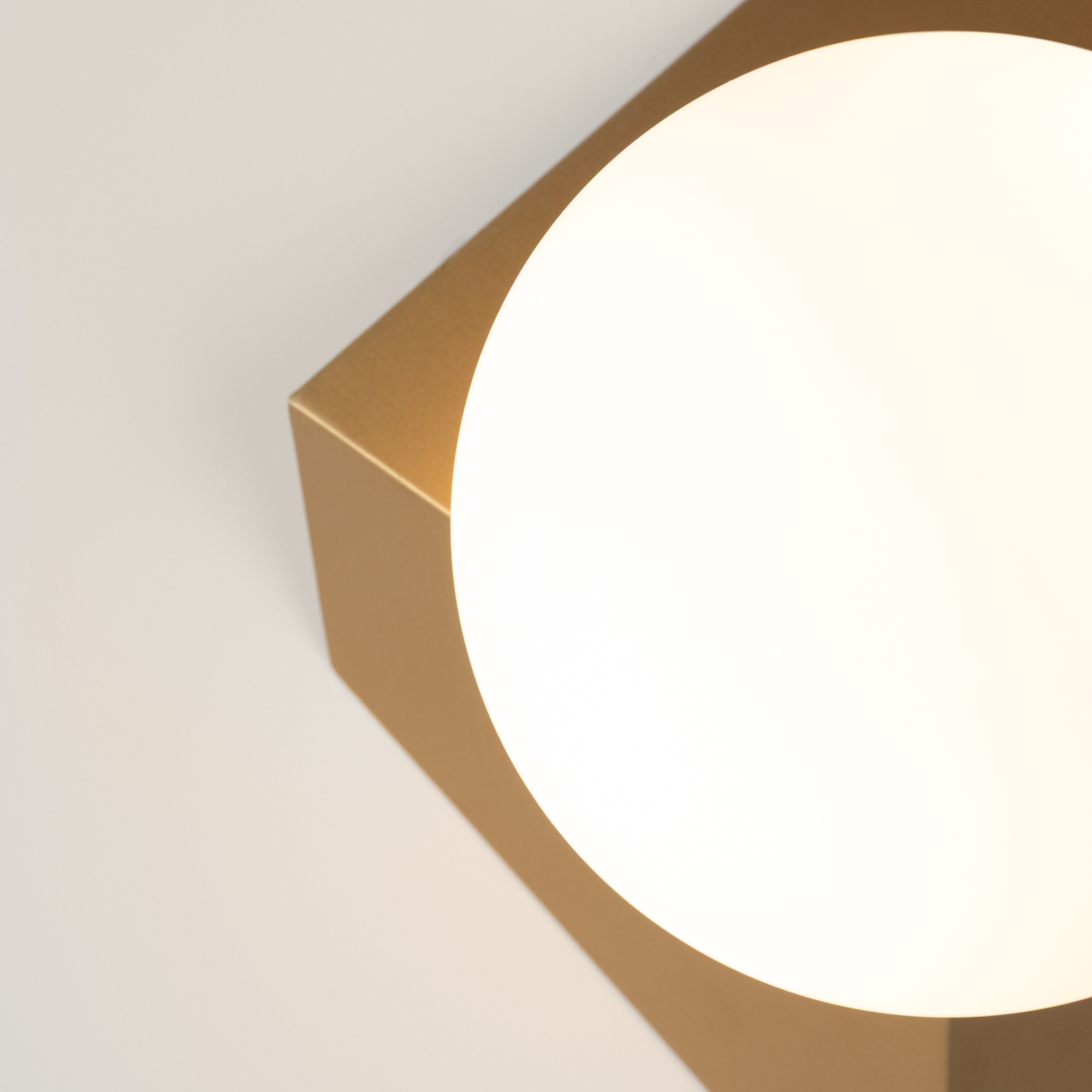 Картинка Настенный светильник (бра) Maytoni MOD445WL-01BS Cubeo