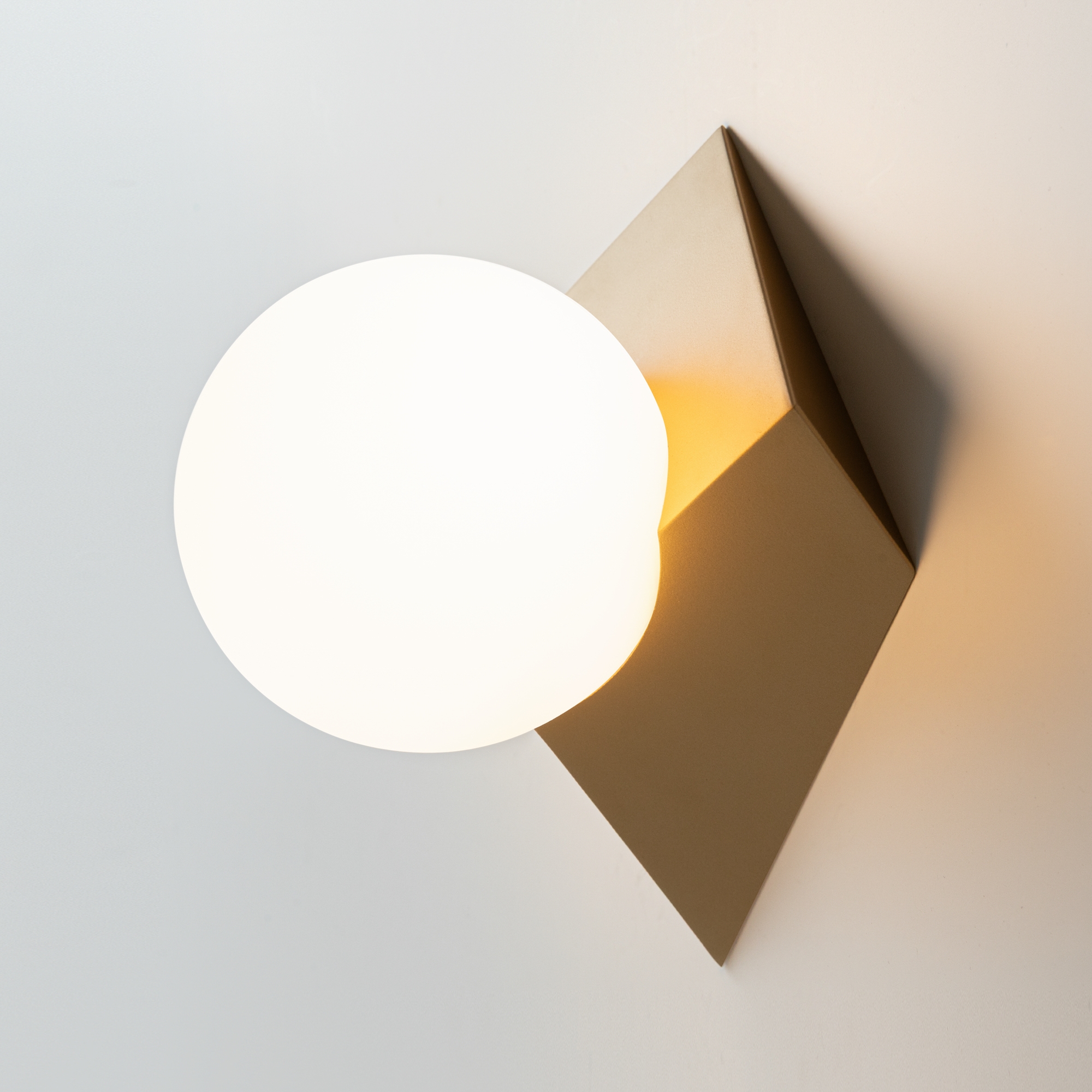 Картинка Настенный светильник (бра) Maytoni MOD445WL-01BS Cubeo