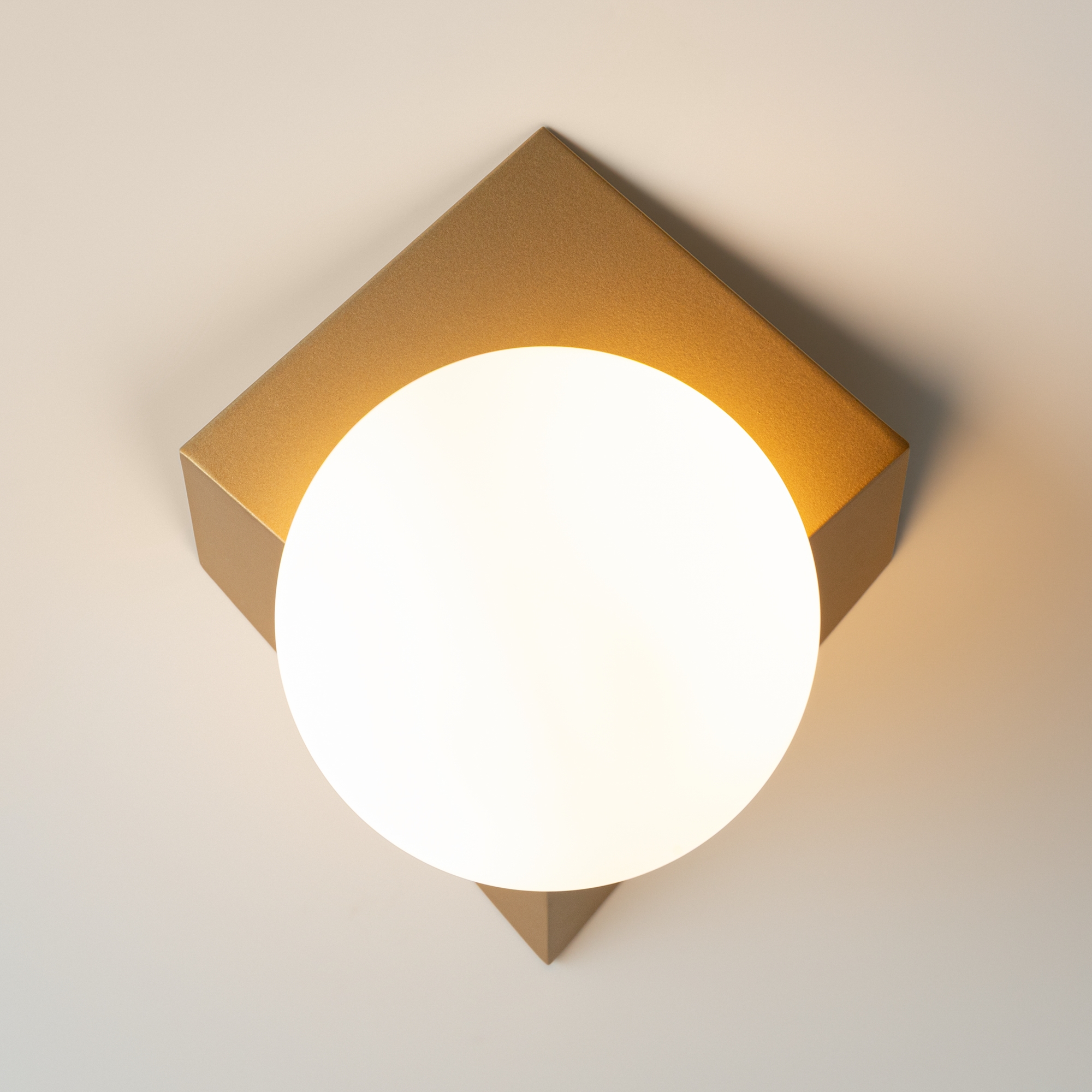 Картинка Настенный светильник (бра) Maytoni MOD445WL-01BS Cubeo