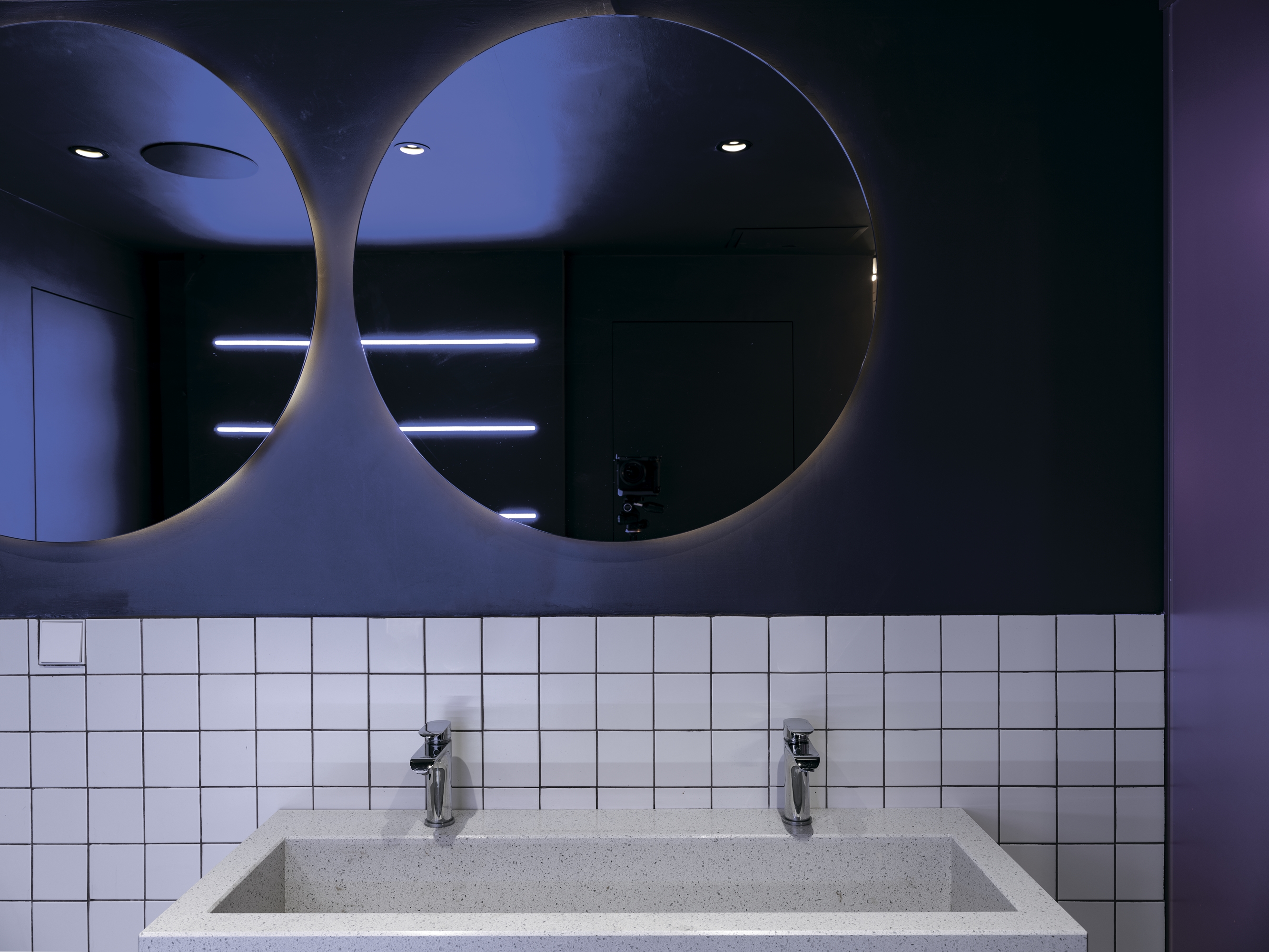 Картинка Встраиваемый светильник Maytoni Atom DL023-2-01B