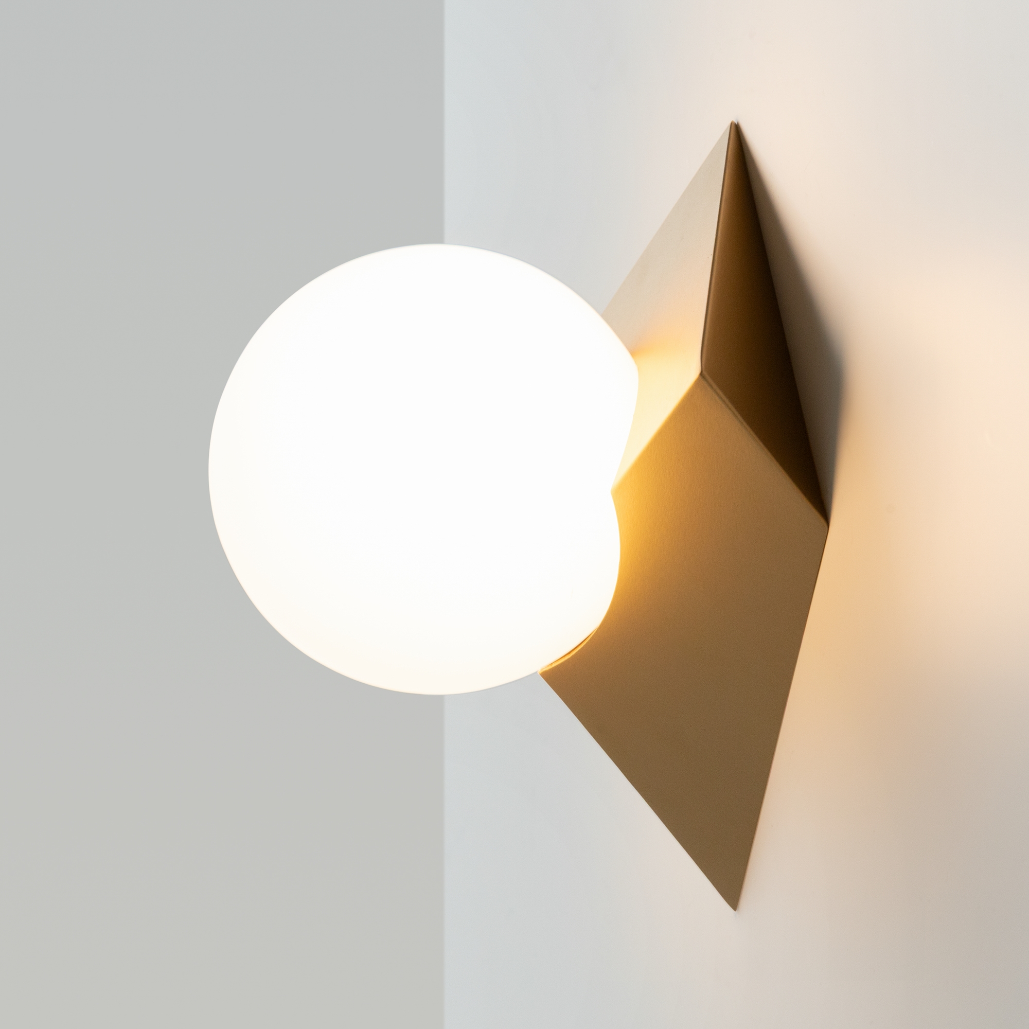 Картинка Настенный светильник (бра) Maytoni MOD445WL-01BS Cubeo