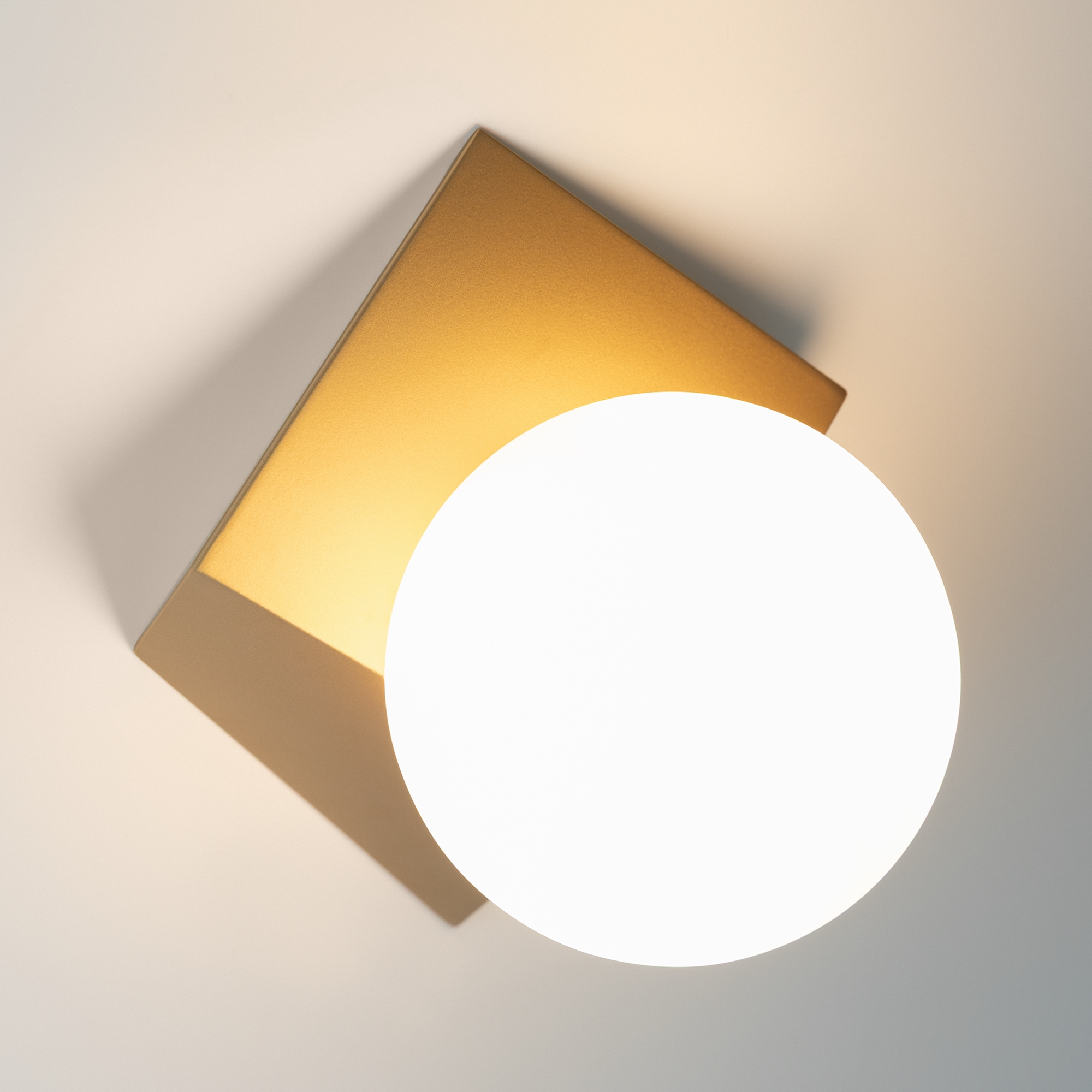 Картинка Настенный светильник (бра) Maytoni MOD445WL-01BS Cubeo