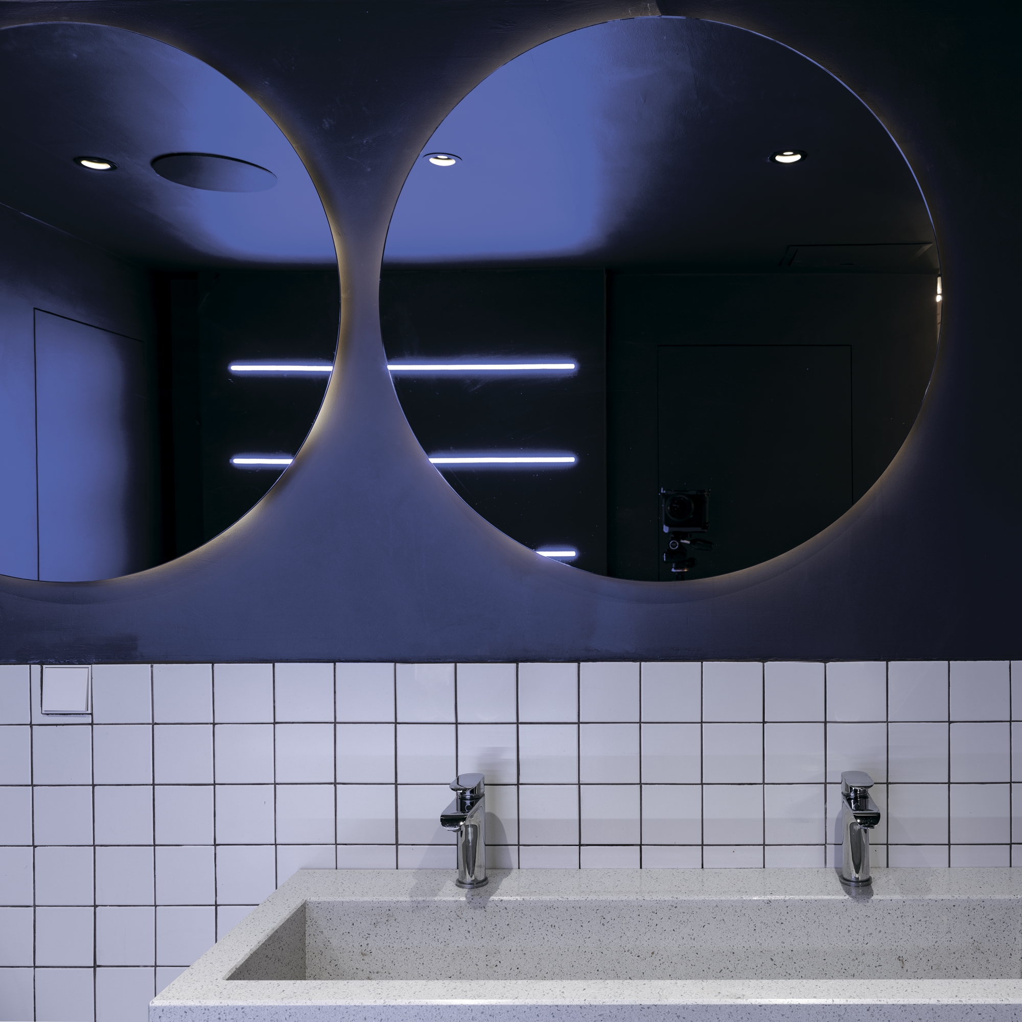 Картинка Встраиваемый светильник Maytoni Atom DL023-2-01B