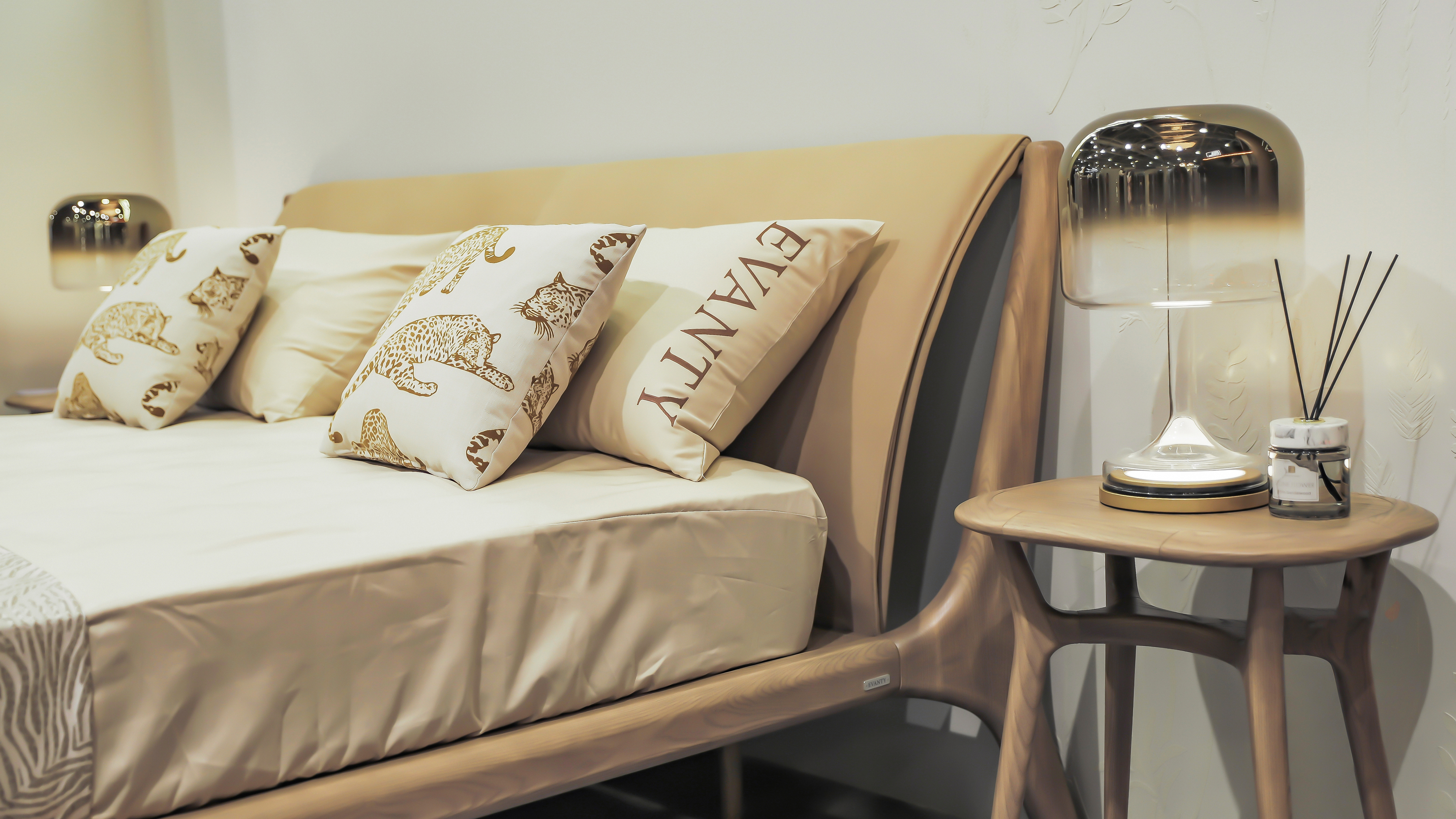 Картинка Настольный светильник Maytoni MOD286TL-L18G3K